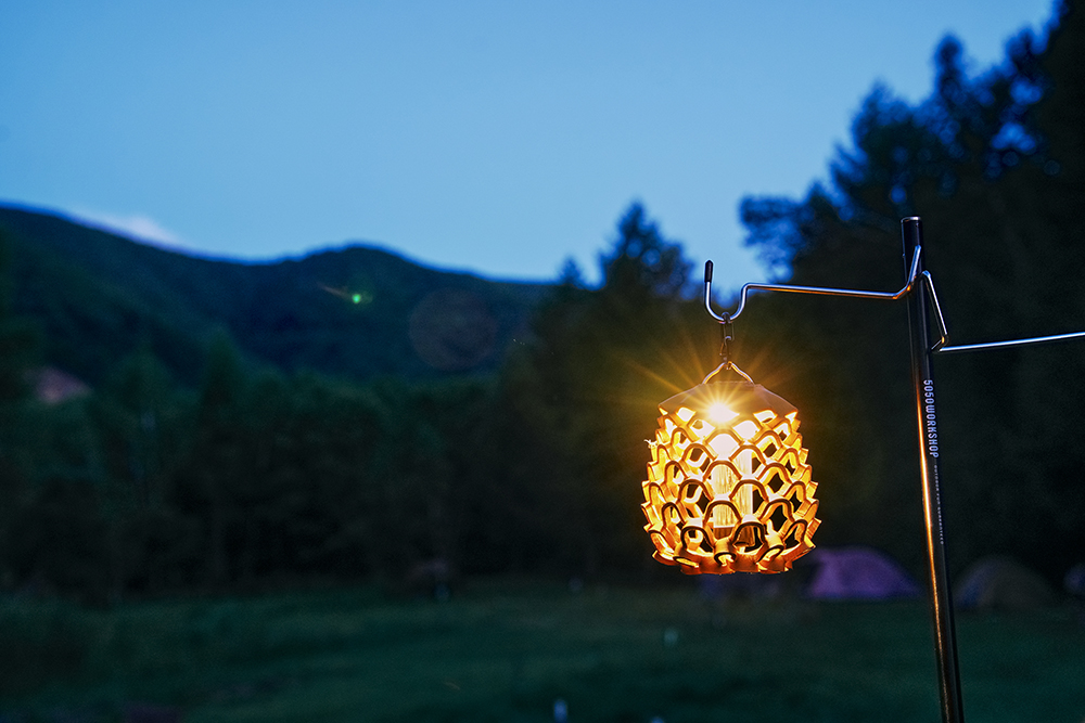 秋夜を優しく照らすランタンシェード